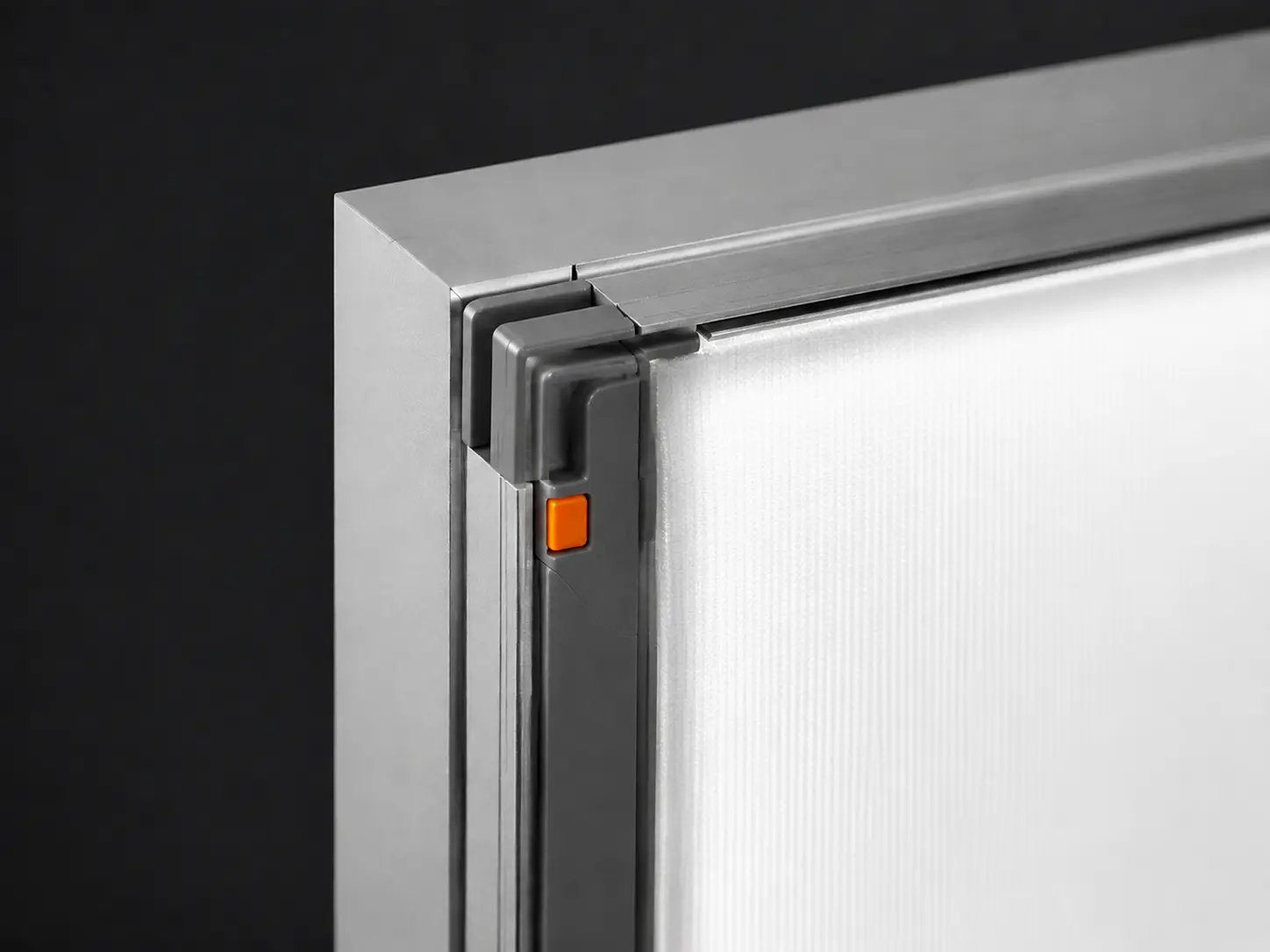 Detail der Aluminium-Rahmenecke, der Keder-Nut und der gespannten Fläche